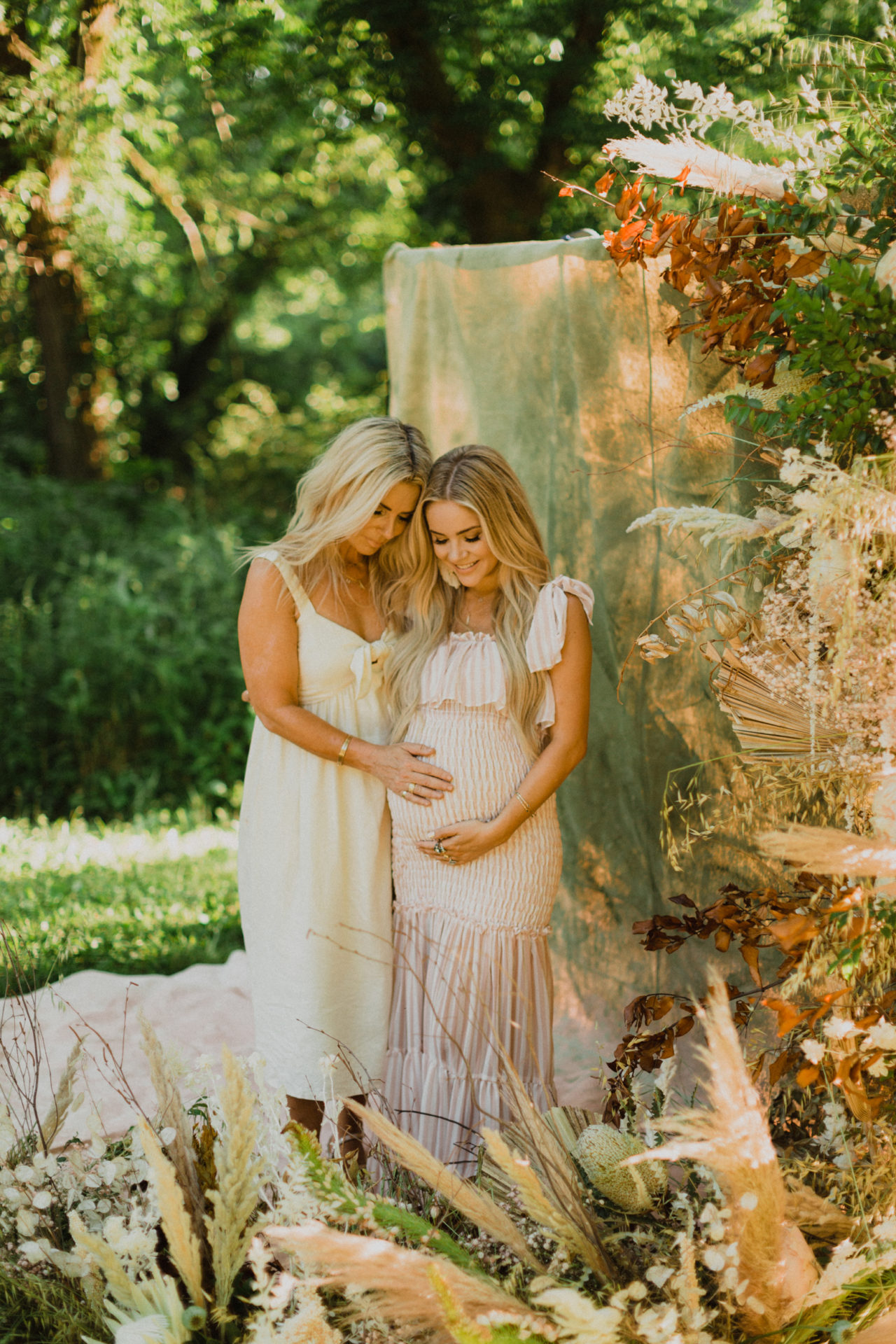 maternity shoot with mother