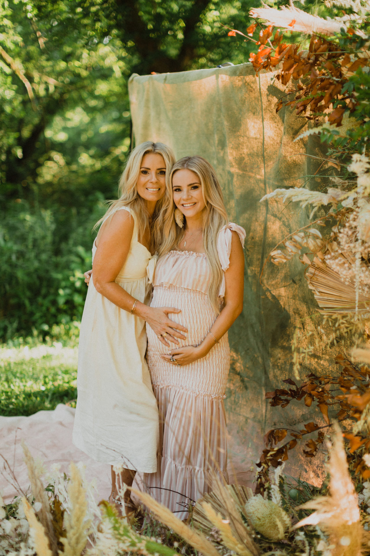 boho outdoor maternity shoot with wild flowers